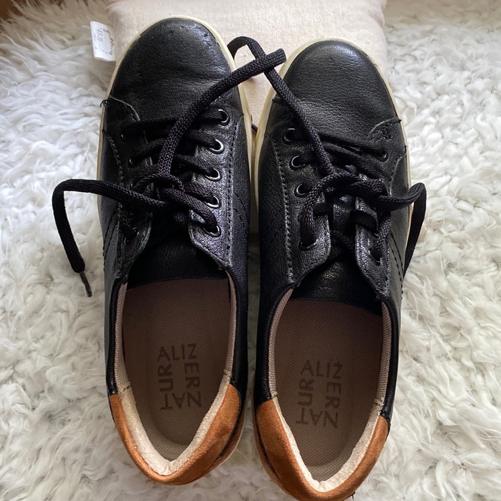 Tennis shoes excellent condition